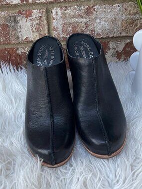 Kork-Ease Sagano Black Leather Mules with a signature center seam Size 6M